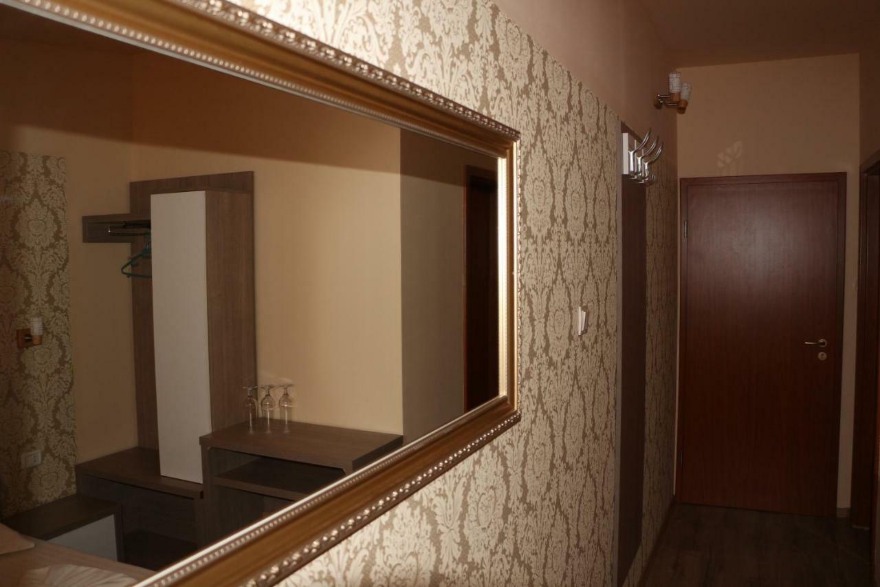 Hotel Caras Oravita Exteriör bild