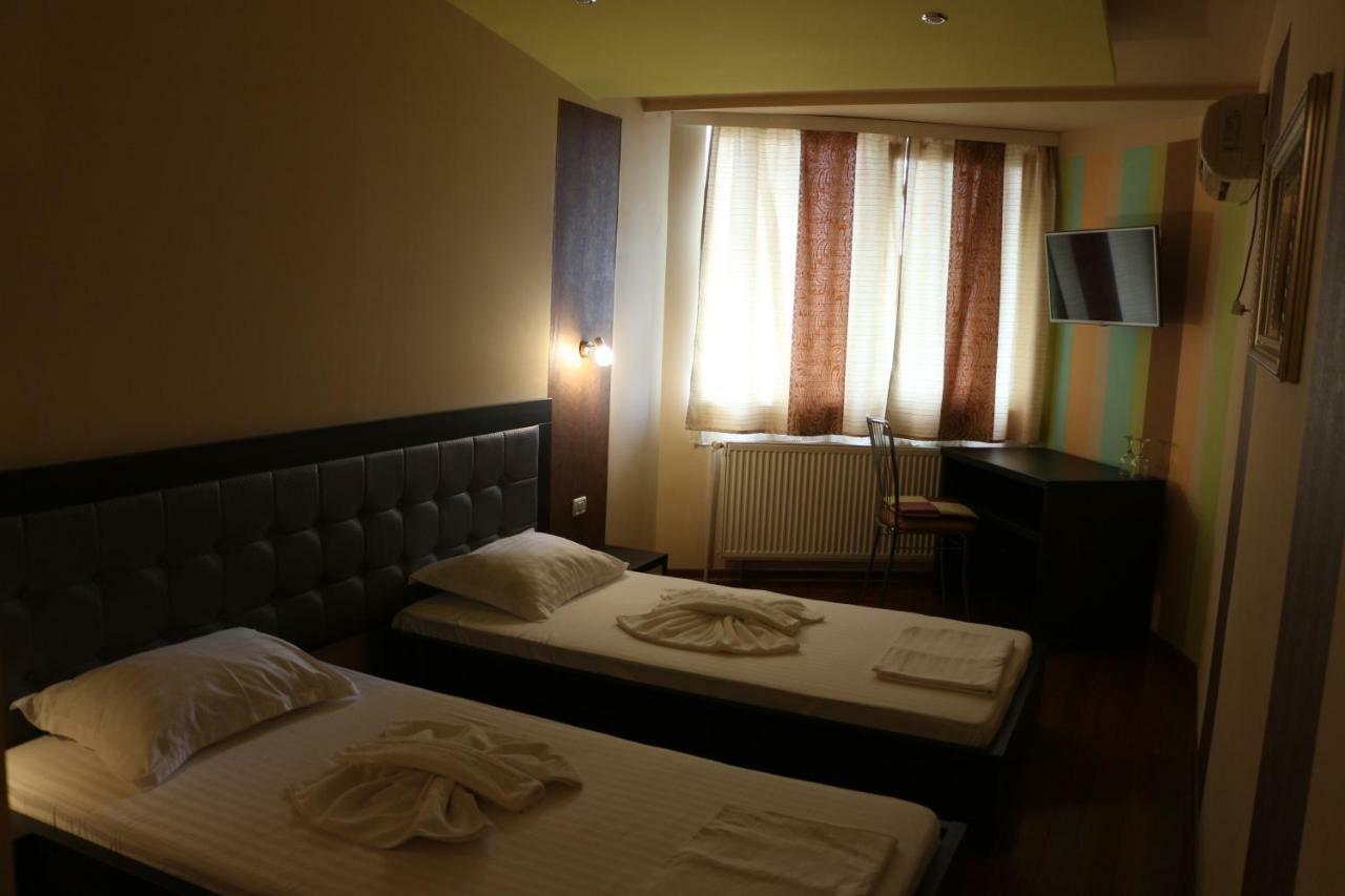 Hotel Caras Oravita Exteriör bild